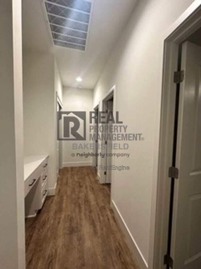 Building Photo - 823 Brookline Ln