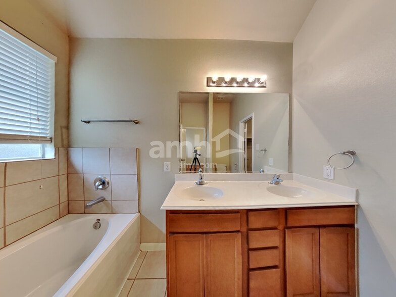 Building Photo - 14210 Merganser Dr