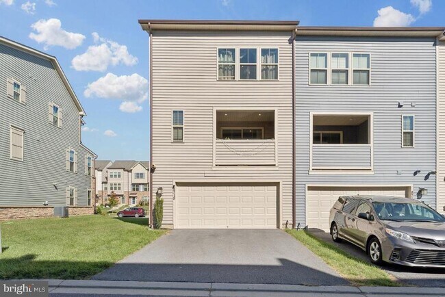 Building Photo - 8715 Shady Pines Dr