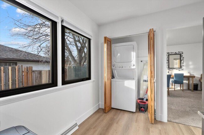 Building Photo - 1305 9th St W