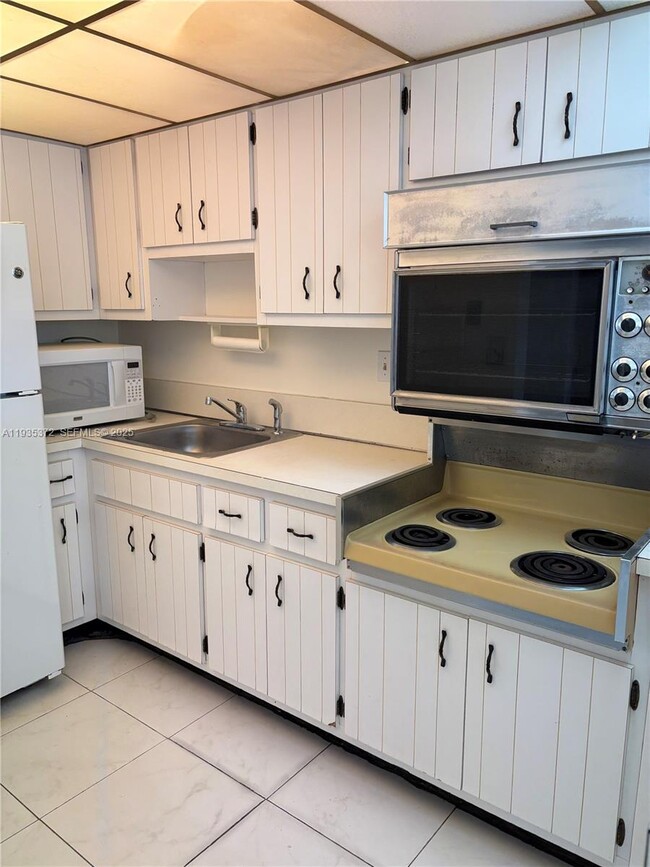 Building Photo - 1470 NE 125th Terrace