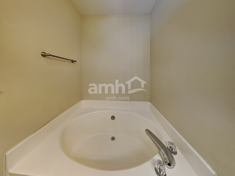 Building Photo - 6112 Glenridge Ct