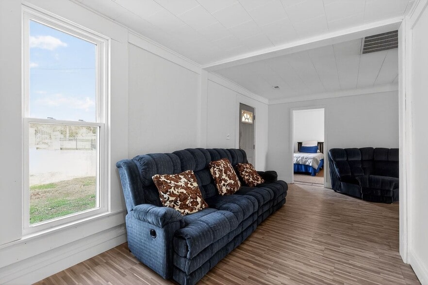 Building Photo - 992 N Maple St