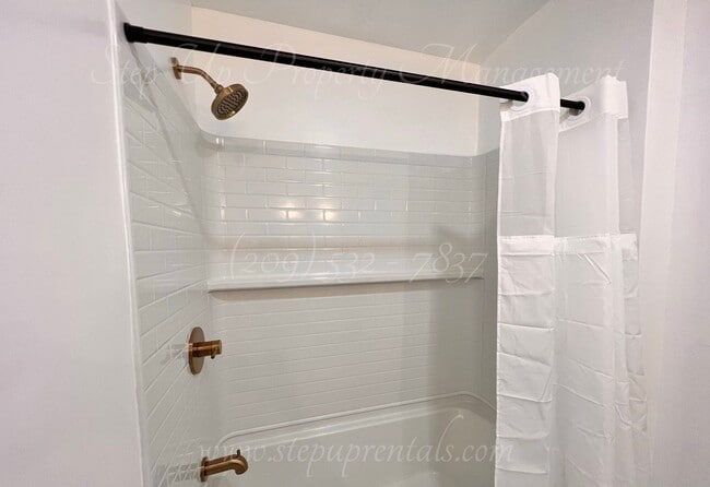 Building Photo - Newly Updated 3 Bedroom 2 Bathroom Home in...
