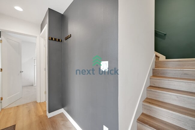 Building Photo - Beautiful 2 Bed 2.5 Bath Townhome for Rent