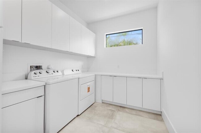 Building Photo - 3294 SW 15th Ave