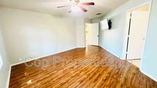 Building Photo - 5132 Columbia Dr