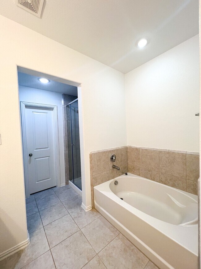 Building Photo - 16018 Cypress Farms Dr