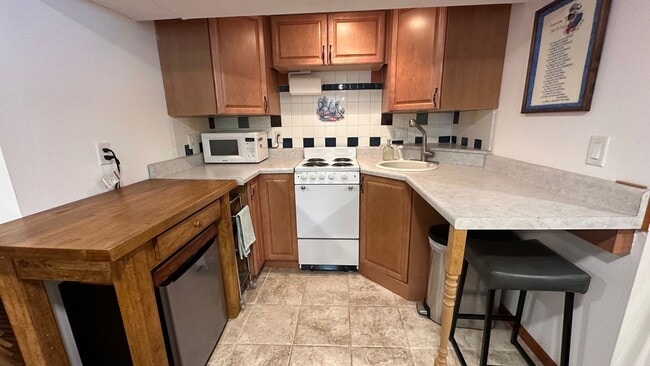 Building Photo - Rare Find! Spacious 1 Bed Apartment – Priv...