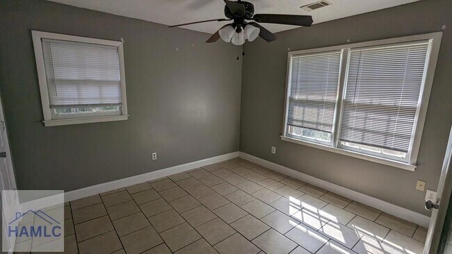 Building Photo - 214 Honey Ln Cir