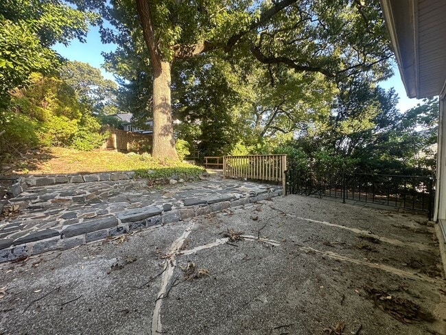 Building Photo - Charming 3 Bed with 2 Baths