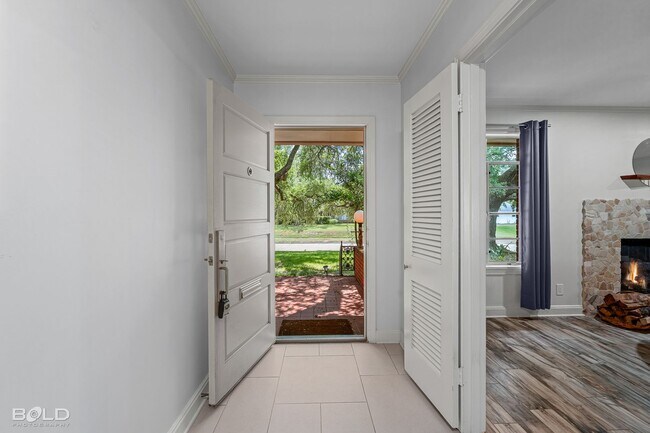 Building Photo - UPDATED MID-CENTURY MODERN HOME WITH SPECIAL CHARACTER