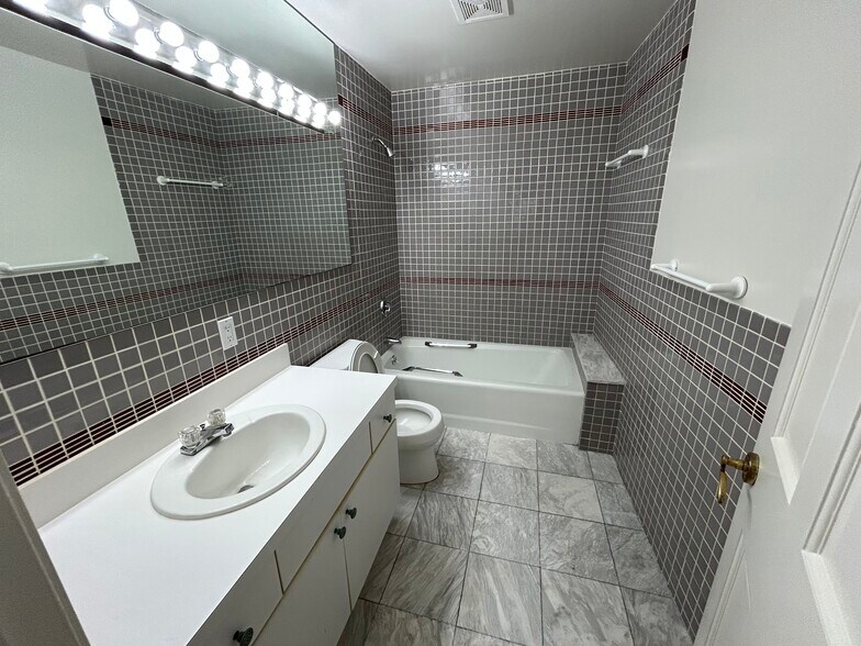 Full Bath - 59 Church St