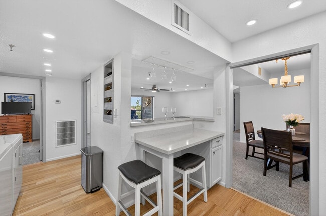 Building Photo - 425 S Parkcrest