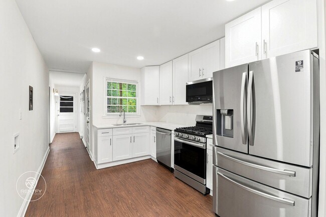 Building Photo - 3700 Driftwood Dr
