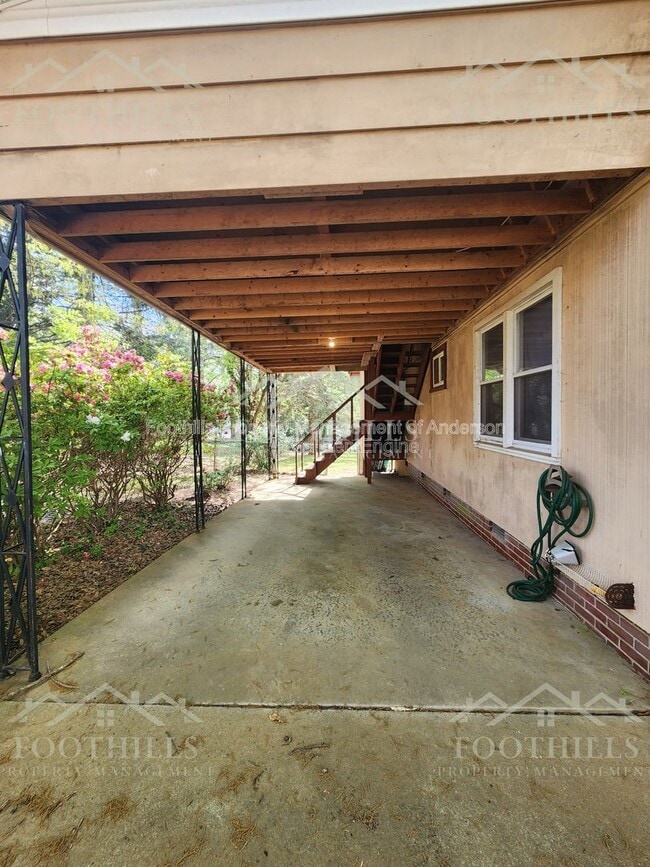 Building Photo - 130 Tanglewood Dr