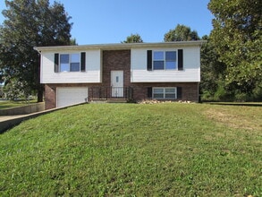 Building Photo - 3 Bedroom House Close to FLW -  New LVP Flooring May 2024!