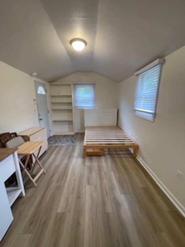 Building Photo - Tiny House on South Walnut Street