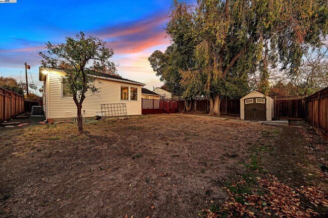 Building Photo - 2438 Upland Dr