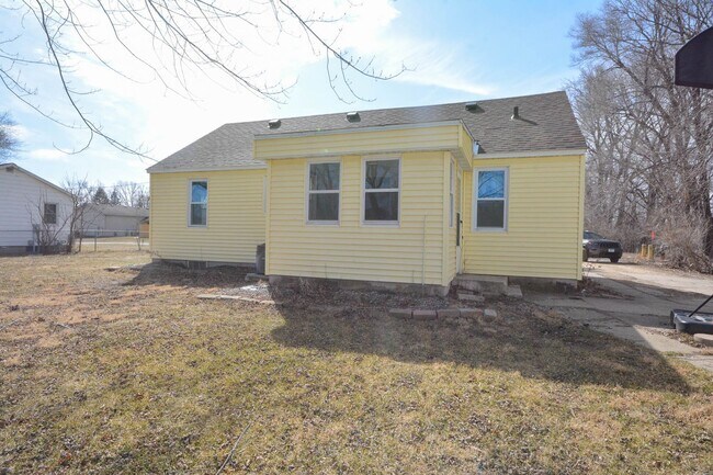 Building Photo - Private 2BR Austin MN Home on Quiet Dead-End