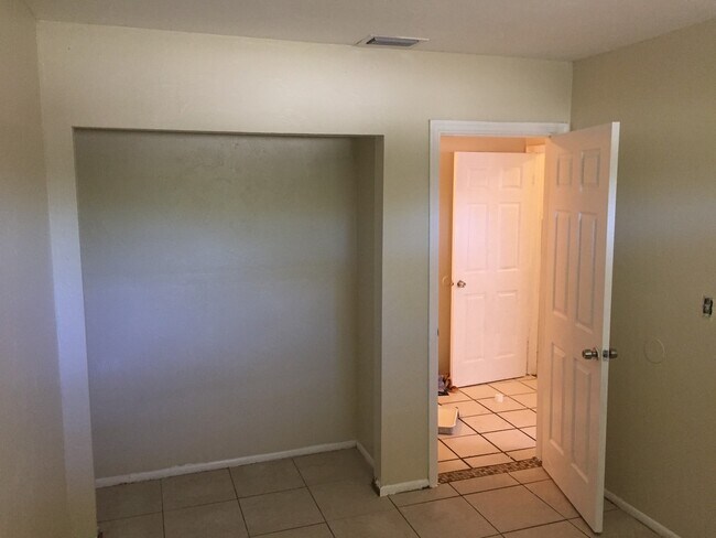Building Photo - Large 3-2 apartment with central air and h...
