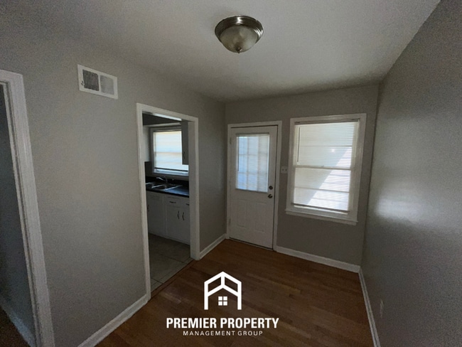 Building Photo - 3026 S Edgeware Rd