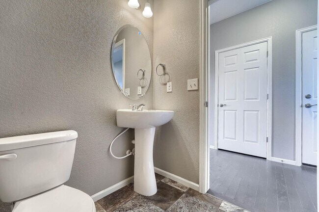 Building Photo - Gorgeous 4 bed, 3 bath, loft and an office!