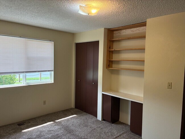 Building Photo - 2121 E Viewmont Dr