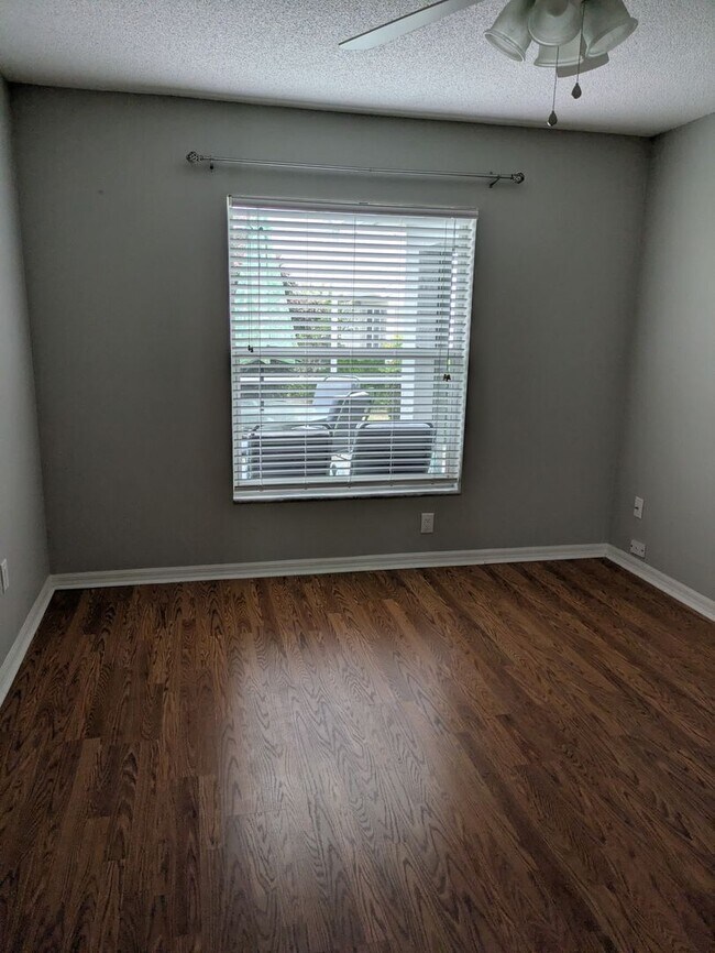 Building Photo - 866 Oak Forest Dr
