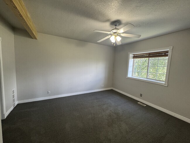 Building Photo - 340 Rainbow Ln