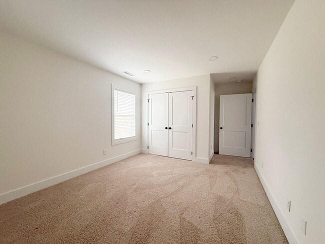 Building Photo - 3 Bedroom Home with 2 Car Garage and Resort Style Pool Access