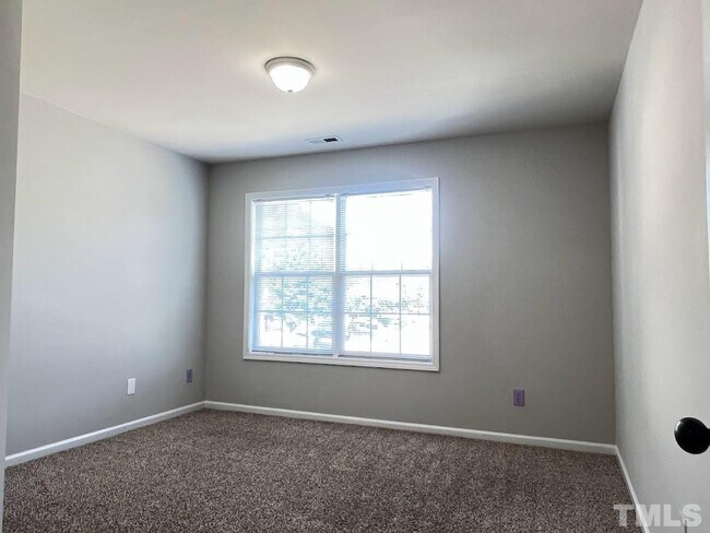 Building Photo - 5 Bedroom 3 Bath Single Family Fenced Yard for Rent - Apex