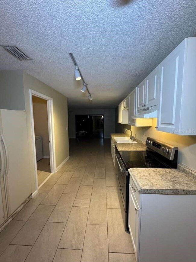 Building Photo - 2050 Oleander Blvd