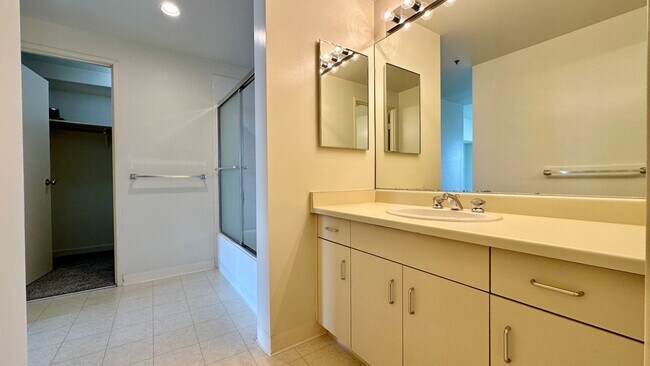 Building Photo - GORGEOUS Views from the 29th Floor 2bd 2ba...