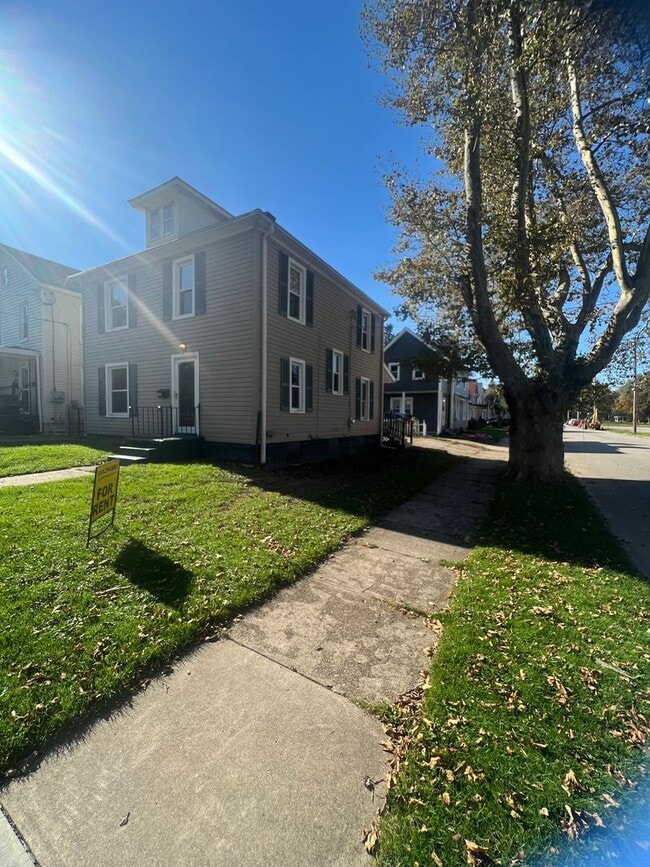 Building Photo - Large West Side 4 Bedroom House