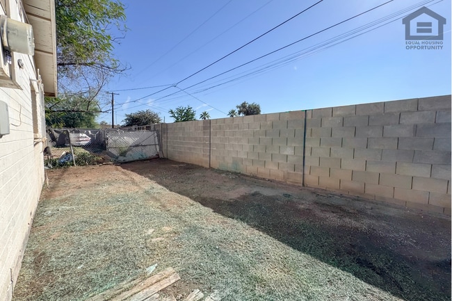 Building Photo - 2Bed/1Bath House at AZ-51/Thomas Rd! -- NO HOA! FENCED-IN YARD!