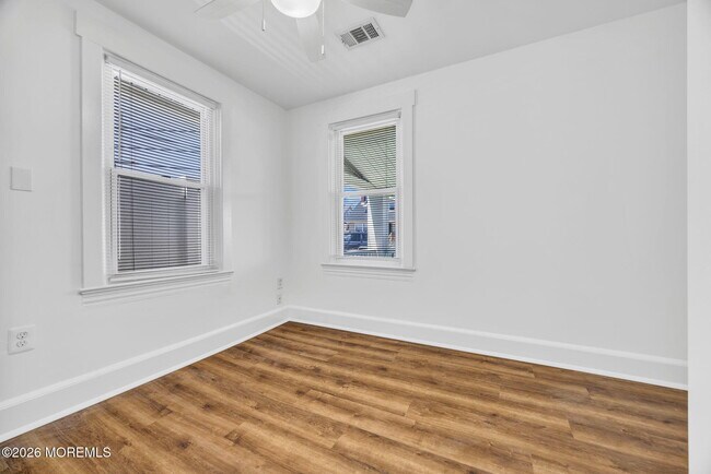Building Photo - 103 17th Ave