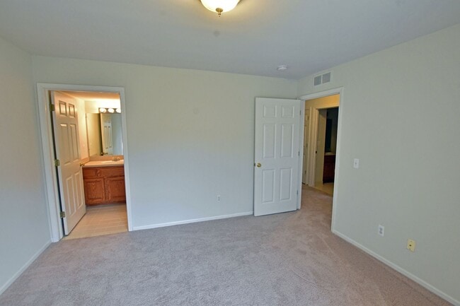 Building Photo - Shelby TWP 2-BR, 2-BA with Attached Garage...