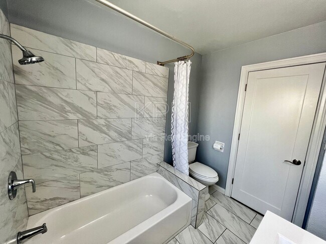 Building Photo - 2016 Canal Dr