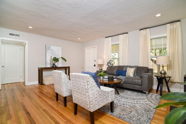 Building Photo - Remodeled 2 Bedroom Home with Yard near UC...