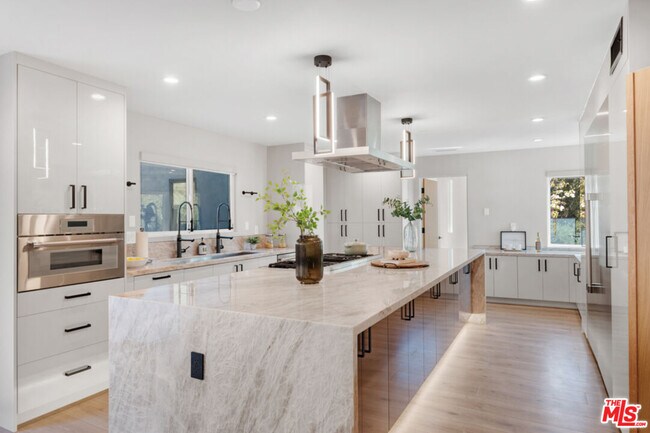 Building Photo - 7966 Mulholland Dr