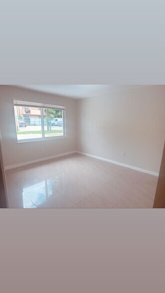 Building Photo - 1044 SW 28th Ave