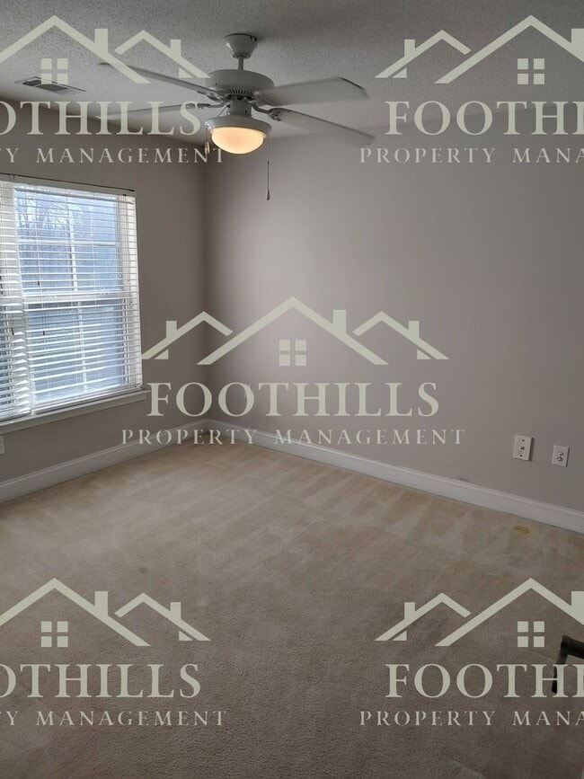 Building Photo - 213 Lookover Dr