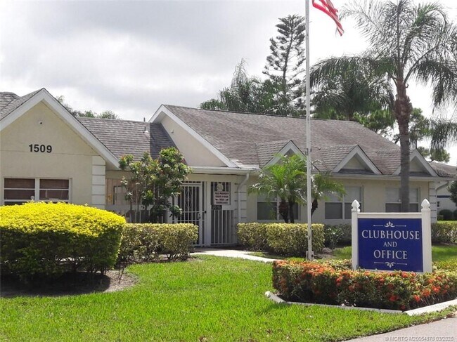 Building Photo - 1524 SE Royal Green Cir