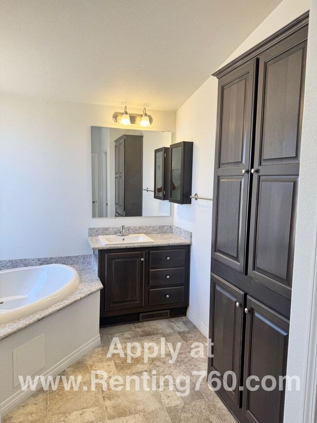 Building Photo - Huge 4 Bedroom Home!!