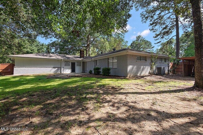 Building Photo - 36 Pebble Hill Dr