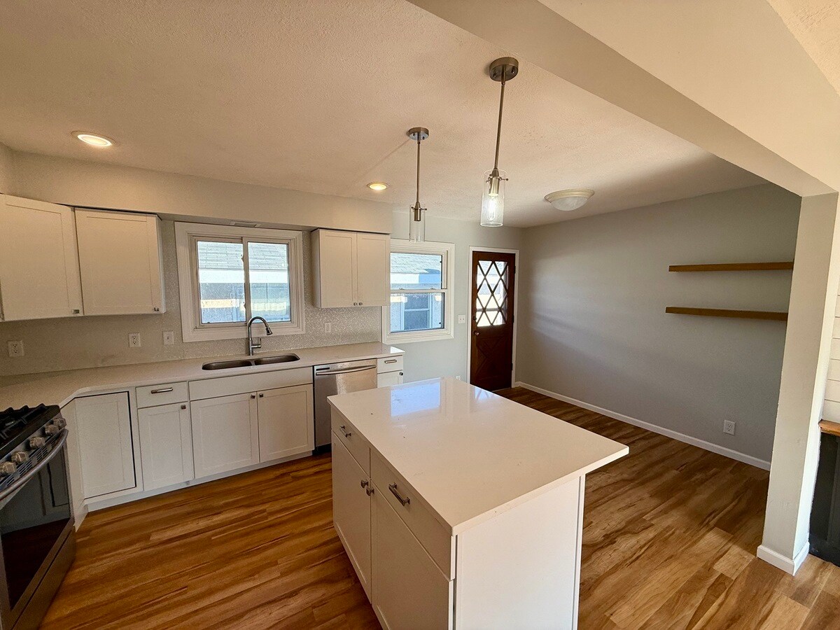 Building Photo - 901 Summer St NE