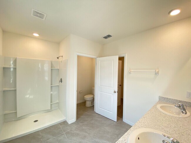 Building Photo - Desirable SE Ocala Subdivision - Lake Diamond-North - 4/3/2 *Available Soon* Won't Last!