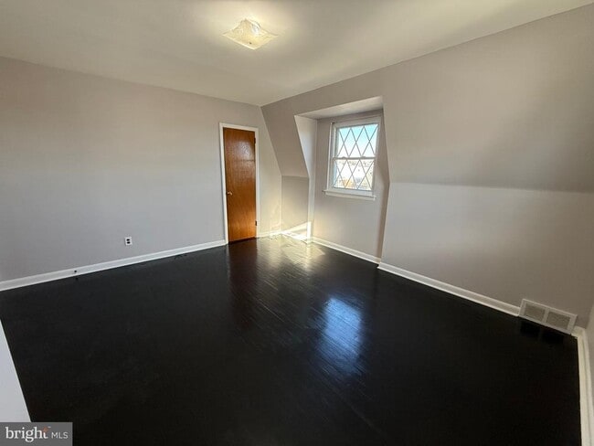 Building Photo - 9304 Lansford St