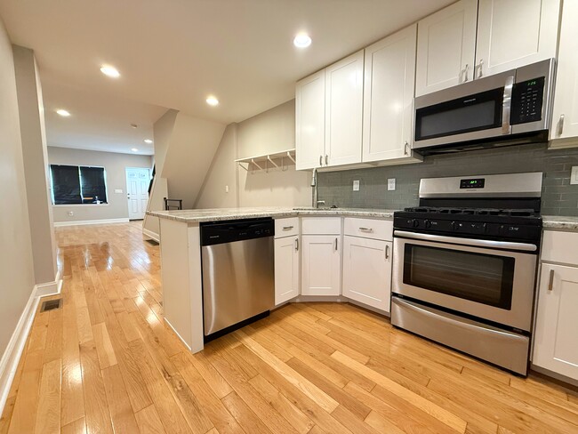 Building Photo - 2535 S Sartain St